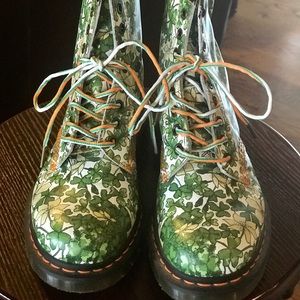 Dr. Martens St. Patrick’s Day boots. Women’s  8.